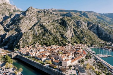 Körfezin kıyısındaki dağların eteğindeki antik Kotor kasabası. Karadağ. Drone. Yüksek kalite fotoğraf