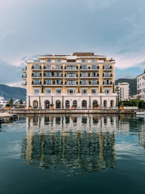 Regent Hotel, dağların arka planına karşı denize yansıtılır. Porto, Karadağ. Yüksek kalite fotoğraf