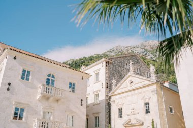 Aziz Mark Kilisesi Havari antik taş binaların yanında. Perast, Karadağ. Yüksek kalite fotoğraf