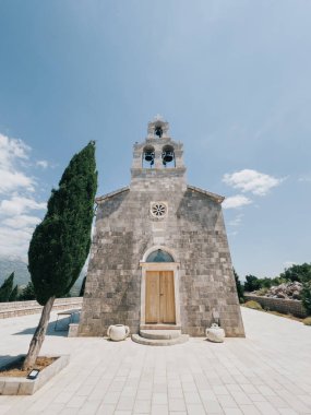 Bulutlu bir gökyüzünün arka planında Kutsal Üçleme Kilisesi 'nin çan kulesi. Budva, Karadağ. Yüksek kalite fotoğraf