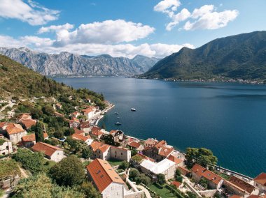 Eski evlerin kırmızı çatılarının üzerindeki Kotor Körfezi manzarası. Perast, Karadağ. Drone. Yüksek kalite fotoğraf