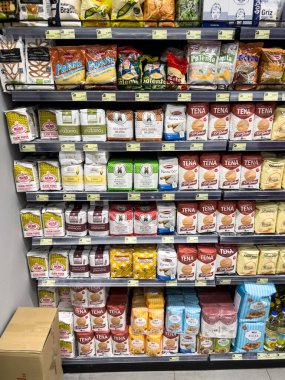 Süpermarketin raflarında farklı tipte un ve tahıllar duruyor. Yüksek kalite fotoğraf