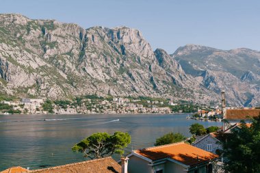 Deniz manzarası ve kırmızı çatıların üzerinde yüksek bir dağ sırası. Yüksek kalite fotoğraf