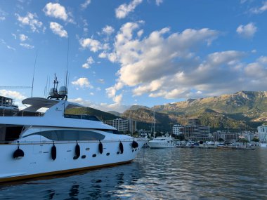 Çift katlı yat, yüksek binaları olan bir tatil köyünün kıyısına demirlemiş. Yüksek kalite fotoğraf