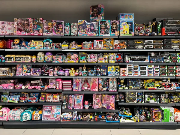 Многоцветные Коробки Куклами Автомобилями Конструкторами Полках Супермаркете Высокое Качество Фото Лицензионные Стоковые Фото