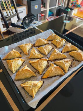 Masadaki tepside susam tohumlu puf böreği var. Yüksek kalite fotoğraf