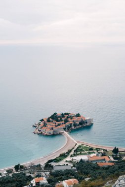 Sveti Stefan adası anakaraya bir isthmus ile bağlıdır. Üst Manzara. Karadağ. Yüksek kalite fotoğraf