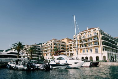 Motorlu yatlar Regent Oteli 'nin yakınlarında demirlemiş. Porto, Karadağ. Yüksek kalite fotoğraf