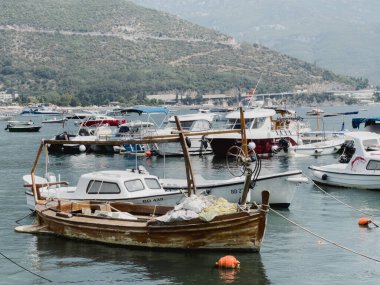 Küçük balıkçı tekneleri kıyıya yakın demirlemiş. Yüksek kalite fotoğraf