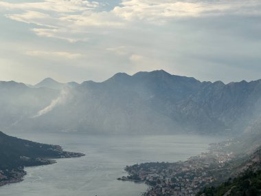 Kotor Körfezi 'nin Vadisi, gün batımının sisi altında. Karadağ. Yüksek kalite fotoğraf