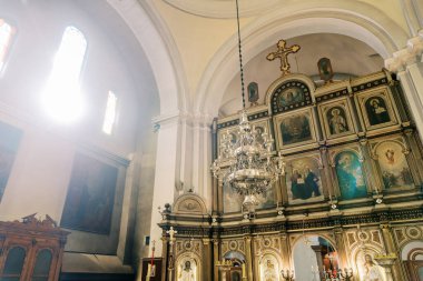 İkonostaz yakınındaki kilise kubbesinin tavanında büyük bir avize asılı. Yüksek kalite fotoğraf