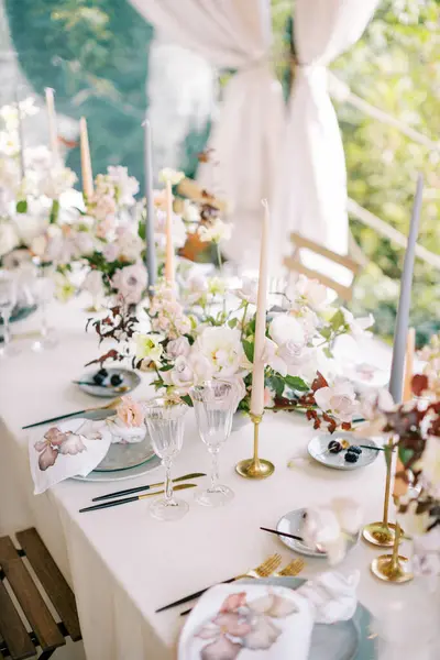 촛대에 양초의 꽃다발과 테이블은 테라스에 있습니다 품질의 스톡 사진