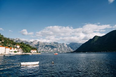 Beyaz balıkçı teknesi Perast açıklarında denize demirlemiş. Karadağ. Yüksek kalite fotoğraf
