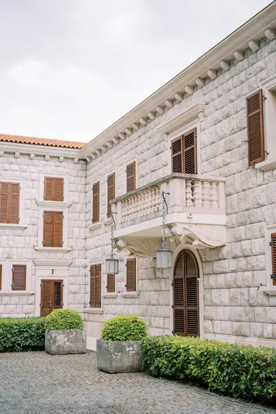 Villa Milocer 'ın kemerli kapısının üzerinde fenerler asılı balkon. Karadağ. Yüksek kalite fotoğraf