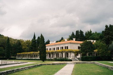 Yeşil bir bahçeyle çevrili Villa Milocer. Karadağ. Yüksek kalite fotoğraf