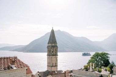 Aziz Niklas Kilisesi 'nin yüksek çan kulesine karşı dağlar ve deniz. Perast, Karadağ. Yüksek kalite fotoğraf