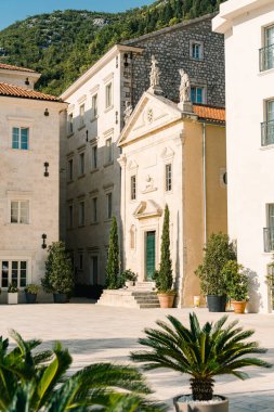 Meydandaki St. Mark 'ın eski taş kilisesi. Perast, Karadağ. Yüksek kalite fotoğraf