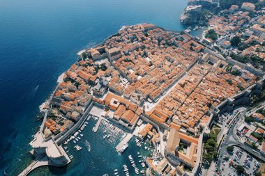 Tekneler eski Dubrovnik kasabasının limanına demirlemiştir. Hırvatistan. Drone. Yüksek kalite fotoğraf