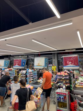 Alışveriş arabalarıyla bir süpermarketin kasalarında bekleyenler. Yüksek kalite fotoğraf