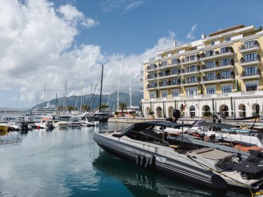 Regent Otel 'e bakan Porto sahilinde lüks yatlar. Karadağ. Yüksek kalite fotoğraf
