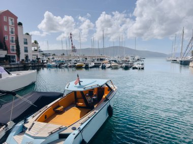 Porto 'da portakal rengi iç döşemesi olan küçük mavi bir karavan var. Karadağ. Yüksek kalite fotoğraf