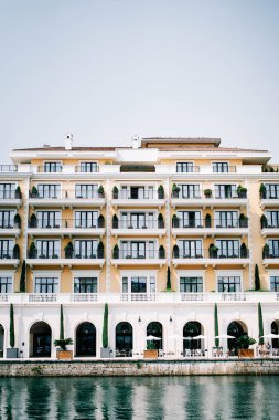 Sandalyeler ve masalar Regent Oteli 'nin önündeki terasta duruyor. Porto, Karadağ. Yüksek kalite fotoğraf
