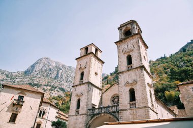 St. Tryphon Katedrali 'nin çan kuleleri dağların eteklerindeki antik evlerin arasında. Kotor, Karadağ. Yüksek kalite fotoğraf