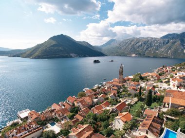 Eski evlerin kırmızı çatılarının üzerindeki Kotor Körfezi 'ndeki adaların manzarası. Perast, Karadağ. Drone. Yüksek kalite fotoğraf