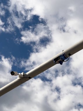 Metal bir köprüdeki yol kameraları bulutlu bir gökyüzüne karşı. Yüksek kalite fotoğraf