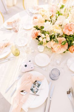 Fujifilm Instax mini hazır kamera plaka ve fotoğrafların yanındaki sette yatıyor. Yüksek kalite fotoğraf