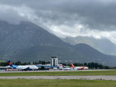 Uçaklar sisli dağların eteğindeki havaalanında duruyor. Yüksek kalite fotoğraf