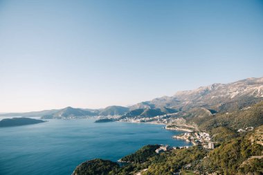 Kotor Körfezi 'nin kıyısında bir dağ sırası var. Karadağ. Yüksek kalite fotoğraf
