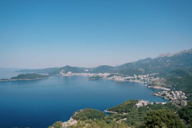 Yeşil dağların eteğindeki Kotor Körfezi kıyısındaki tatil köyleri. Karadağ. Drone. Yüksek kalite fotoğraf