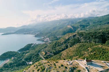 Sveti Stefan adasının üzerindeki St. Sava Kilisesi 'nin insansız hava aracı görüntüsü. Karadağ. Yüksek kalite fotoğraf