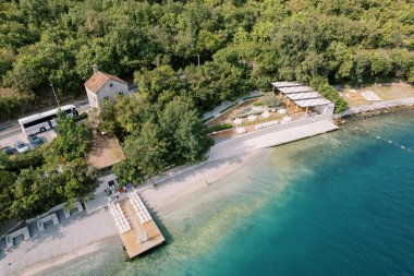 Düğün kemeri ve sandalyeler deniz kıyısındaki otel iskelesinde duruyor. Drone. Yüksek kalite fotoğraf