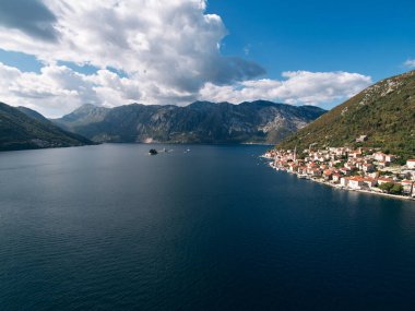 Kotor Körfezi kıyısındaki antik Perast kasabasında adaların manzarası var. Karadağ. Drone. Yüksek kalite fotoğraf