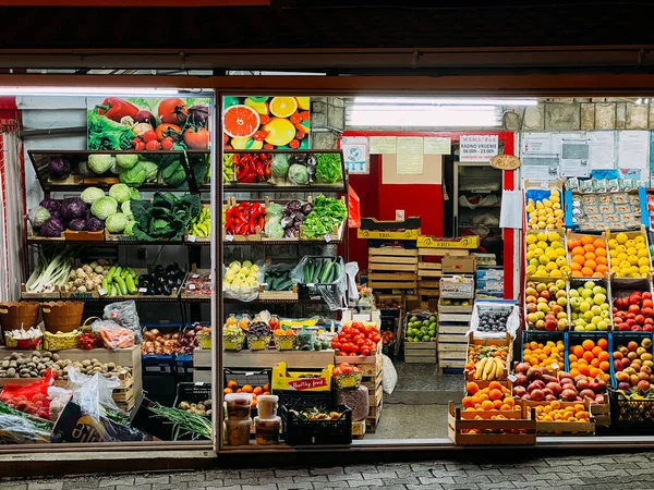 Meyveler ve sebzeler pazar tezgahlarındaki kutularda geceleri aydınlatılıyor. Yüksek kalite fotoğraf