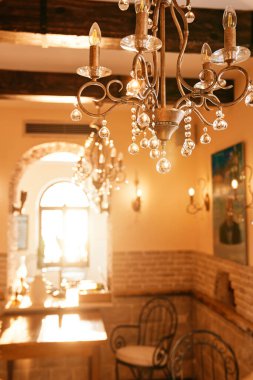 Restoranda asılı duran bronz bir avize. Yüksek kalite fotoğraf