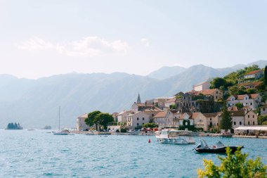 Perast kıyısında, dağların arka planına demirlemiş tekneler var. Karadağ. Yüksek kalite fotoğraf