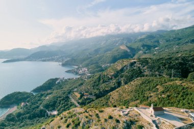 St. Sava Kilisesi, Kotor Körfezi kıyısındaki yeşil dağ sırasına bakan bir dağın tepesinde. Karadağ. Drone. Yüksek kalite fotoğraf