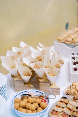 Patates köfteli büfe, doldurulmuş kruvasan, sosisli börek ve mini burger. Yüksek kalite fotoğraf