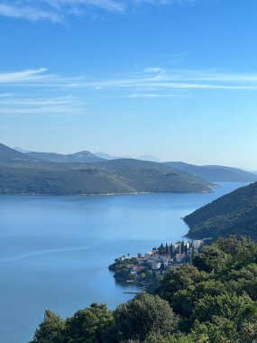 Mavi deniz ile gökyüzü arasındaki yeşil dağlar. Yüksek kalite fotoğraf