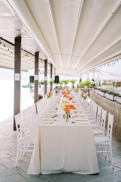 Meja Pesta Panjang Diatur Dengan Karangan Bunga Bawah Kanopi Foto — Stok Foto