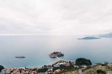 Kotor Körfezi 'ndeki Sveti Stefan adası, anakaraya bir isthmus ile bağlı. Üst Manzara. Karadağ. Yüksek kalite fotoğraf