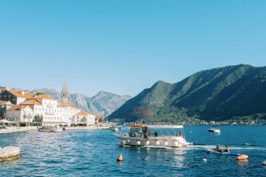 Excursion gemisi Kotor Körfezi 'nden Perast sahiline yelken açar. Karadağ. Yüksek kalite fotoğraf