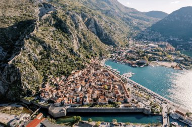 Dağların eteklerinde kanalları olan bir körfezin kıyısındaki Kotor kasabası. Karadağ. Drone. Yüksek kalite fotoğraf