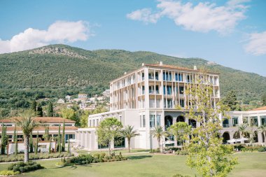 Dağların eteğindeki yeşil bir bahçe arasında lüks bir otel. Portonovi, Karadağ. Yüksek kalite fotoğraf