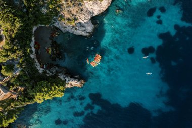 Renkli kanolar yeşil bir uçurumun kenarındaki küçük bir bölmede dizilmişler. Üst Manzara. Yüksek kalite fotoğraf