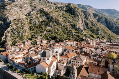 Aziz Niklas Kilisesi antik evlerin kırmızı kiremitli çatıları arasında. Kotor, Karadağ. Yüksek kalite fotoğraf