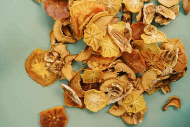 Yeşil arka planda ince dilimler halinde kurumuş meyveler. Yüksek kalite fotoğraf